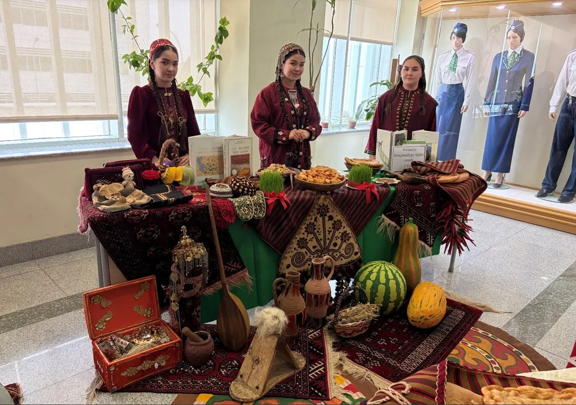 Image for Täze taryhy döwürde halkymyzyň ynsanperwer, ruhy-ahlak gymmatlyklary ýurdumyzyň Gahryman Arkadagymyz tarapyndan başy başlanyp, hormatly Prezidentimiz Serdar Berdimuhamedowyň baştutanlygynda yzygiderli durmuşa geçirilýän oňyn içeri we daşary syýasatynyň es