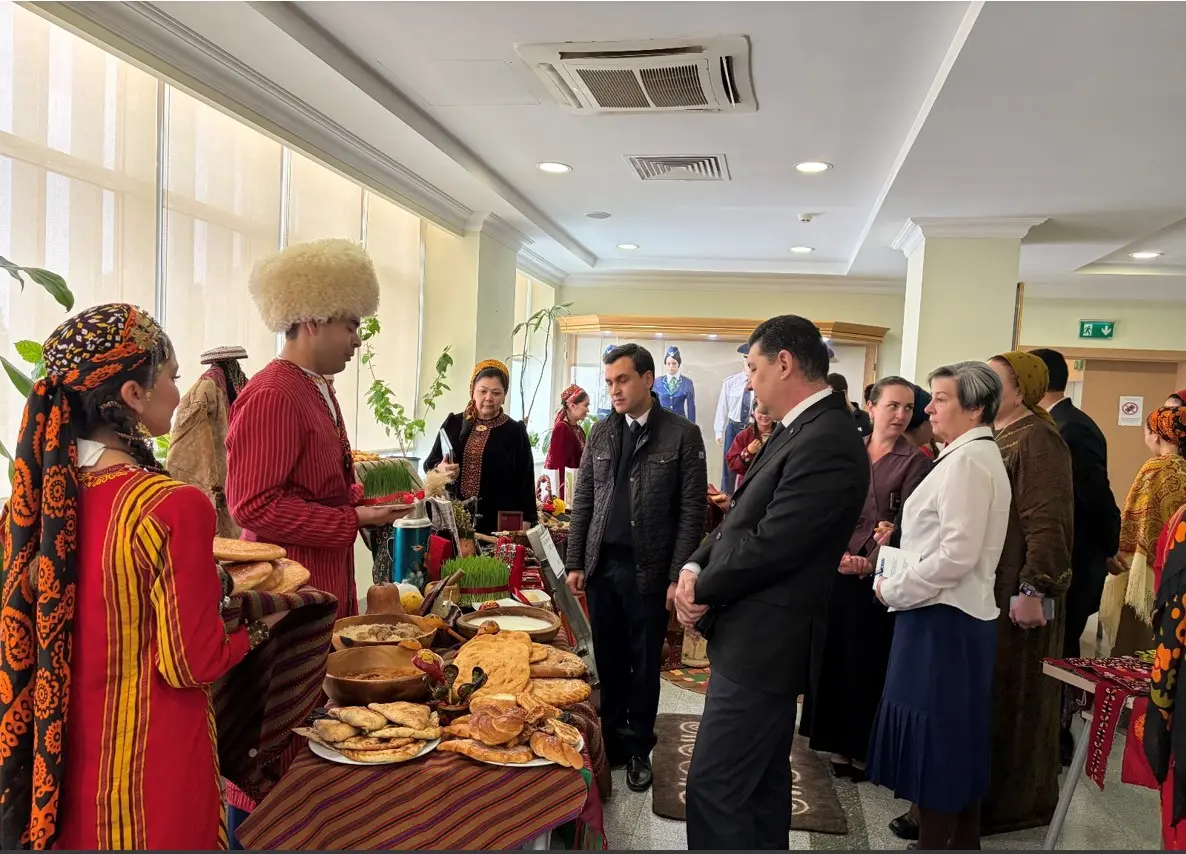 Image for Täze taryhy döwürde halkymyzyň ynsanperwer, ruhy-ahlak gymmatlyklary ýurdumyzyň Gahryman Arkadagymyz tarapyndan başy başlanyp, hormatly Prezidentimiz Serdar Berdimuhamedowyň baştutanlygynda yzygiderli durmuşa geçirilýän oňyn içeri we daşary syýasatynyň es